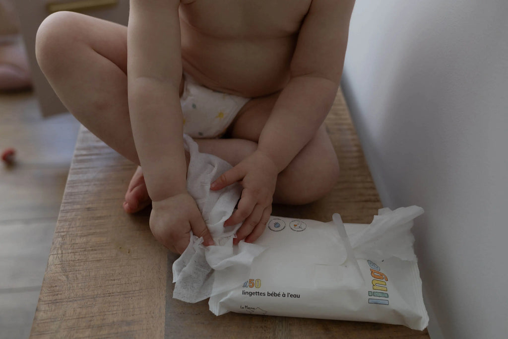 Cotons ou lingettes : que choisir pour le change de bébé ?